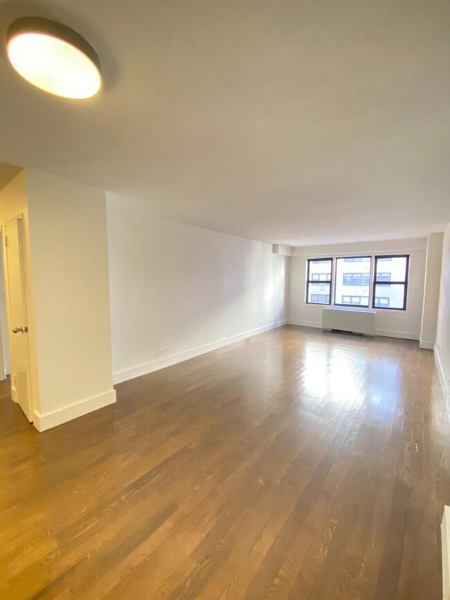 Building Photo - 220 E 63rd St