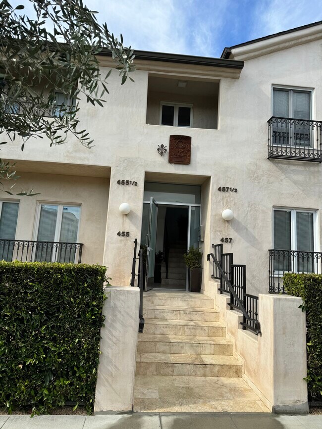 entrada cerrada y segura - 455 N Spaulding Ave