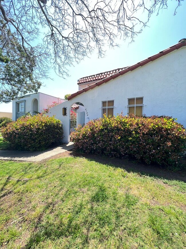 Foto del edificio - 4 Bedroom 2 Bathroom Town Home