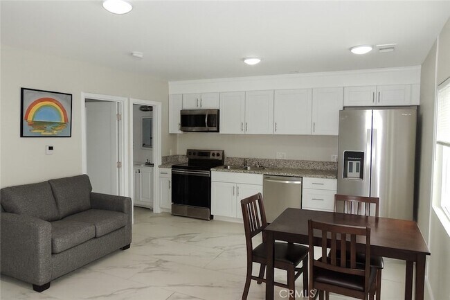 Foto del edificio - 23470 Victory Blvd