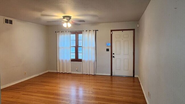 Foto del edificio - 3 Bed 1 Bath 1 Car in Biltmore Estates Add...