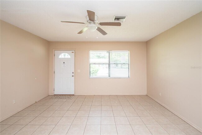 Foto del edificio - 27270 Warner Ave