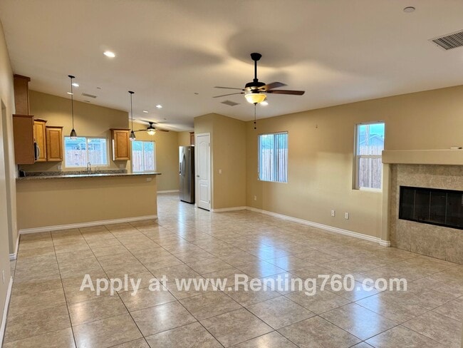 Building Photo - Gorgeous & Spacious 4 Bed Home