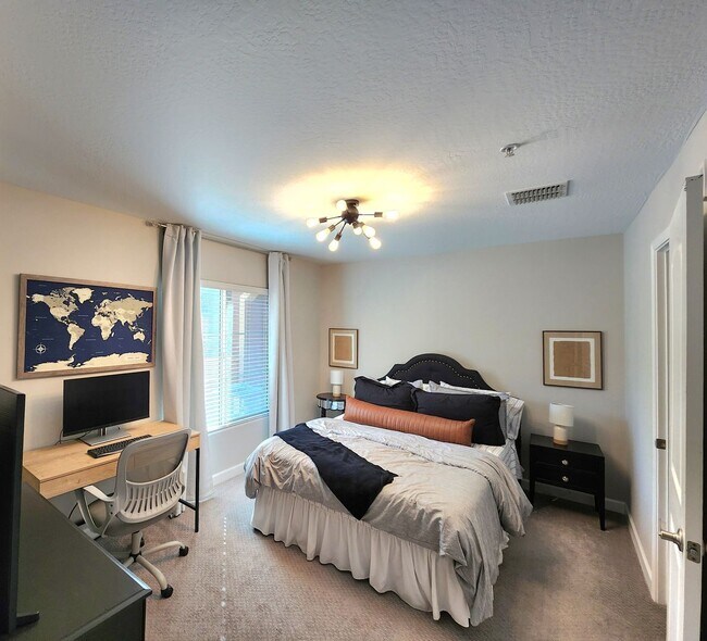 Building Photo - Beautiful 4 bedroom 3.5 bath near Downtown...
