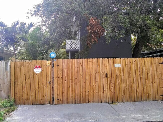 Foto del edificio - 142 NE 56th St