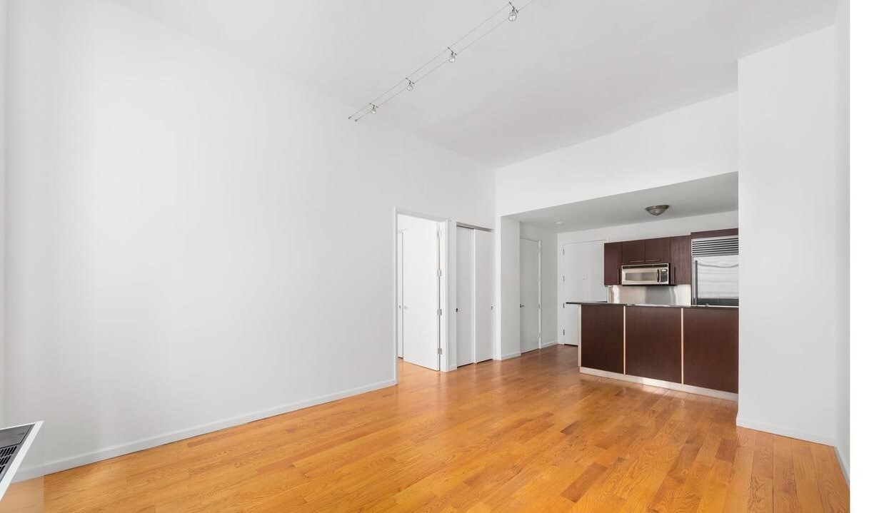 Primary Photo - 147 Nassau St