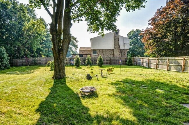 Alternate backyard view - 2038 Stonelea St