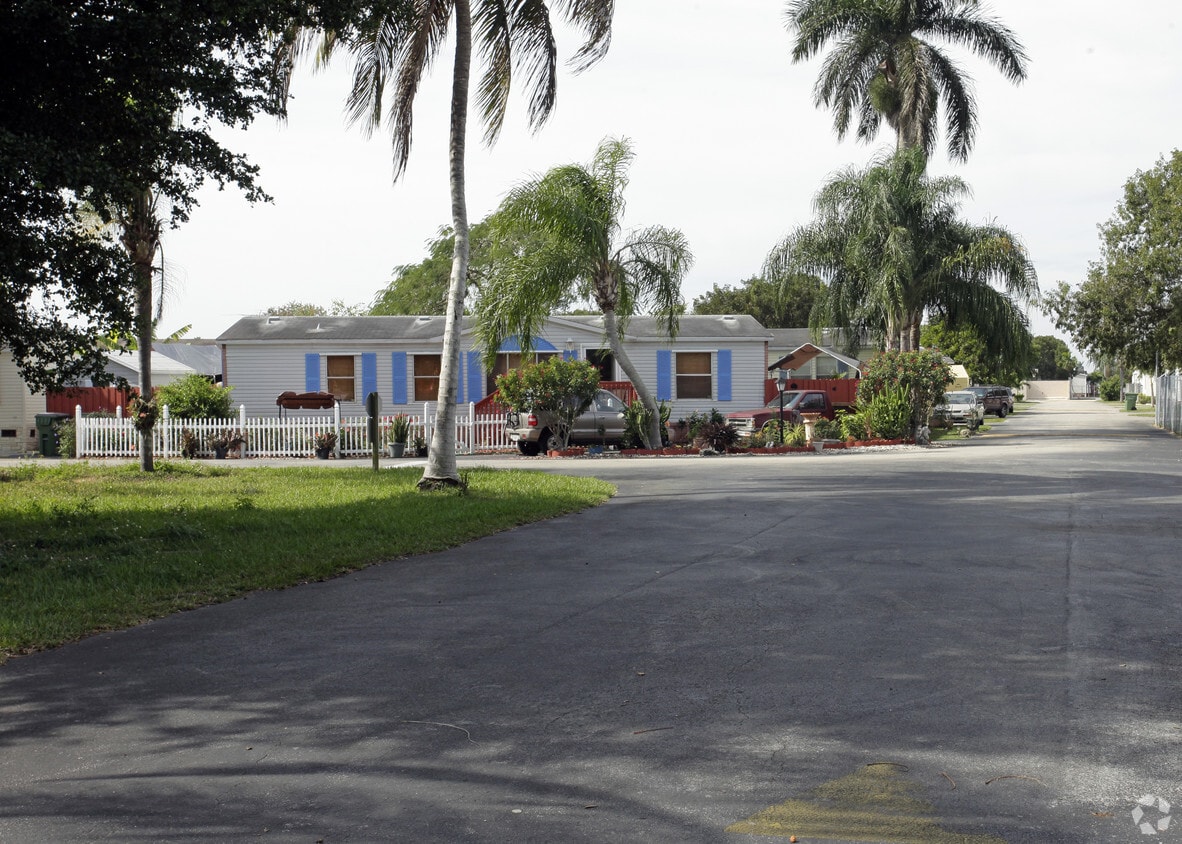Primary Photo - Cocowalk Estates