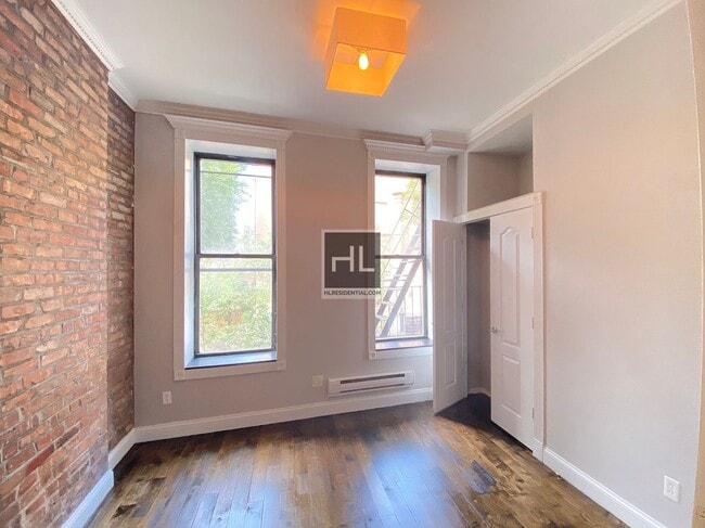 Building Photo - Mott Street