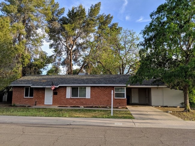 Foto del edificio - North Central Red Brick With Large Yard