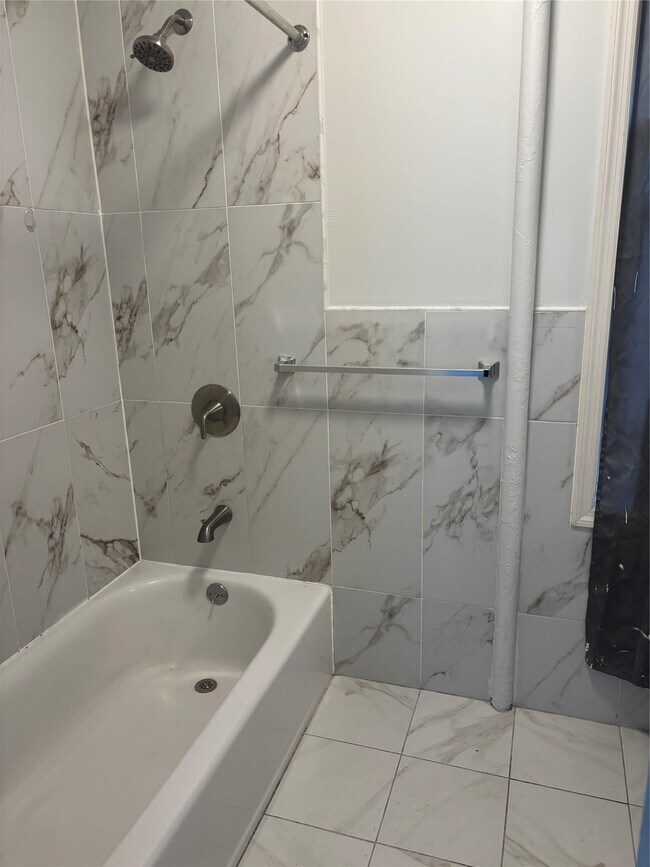 Foto del edificio - 1031 E 241st St