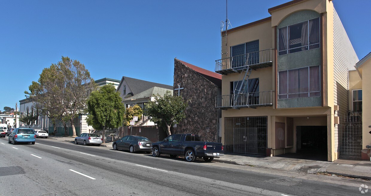 Building Photo - 3159 Army St