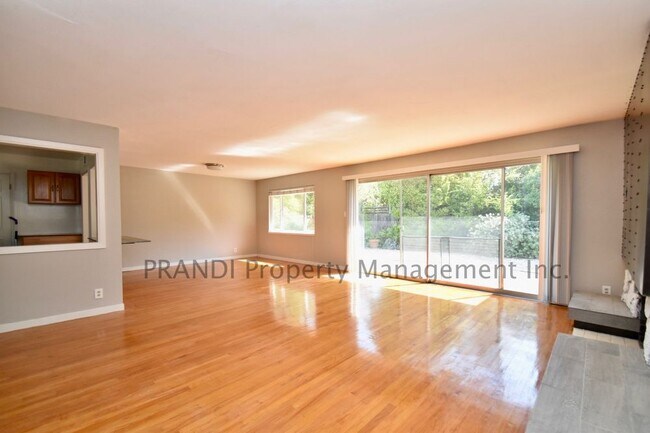 Foto del edificio - Spacious Three Bedroom Larkspur Home
