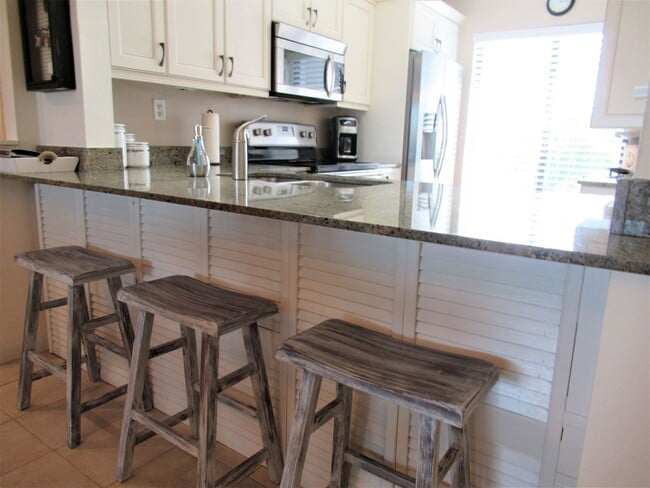 Building Photo - FURNISHED 2/2 GOLF COURSE  6 MONTH RENTAL APR. 29 - OCT. 31, 2026