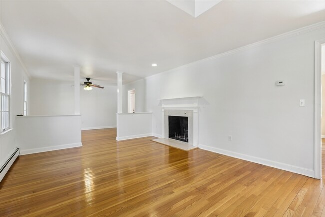 Foto del edificio - 89 Brush Hill Rd