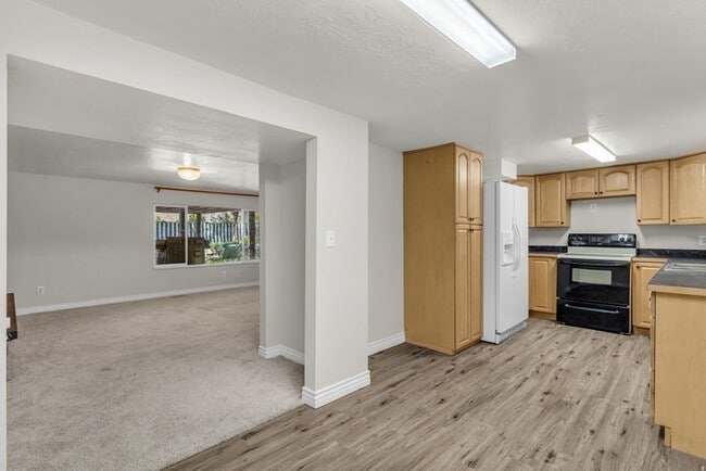 Building Photo - 1035 Hillcrest Dr