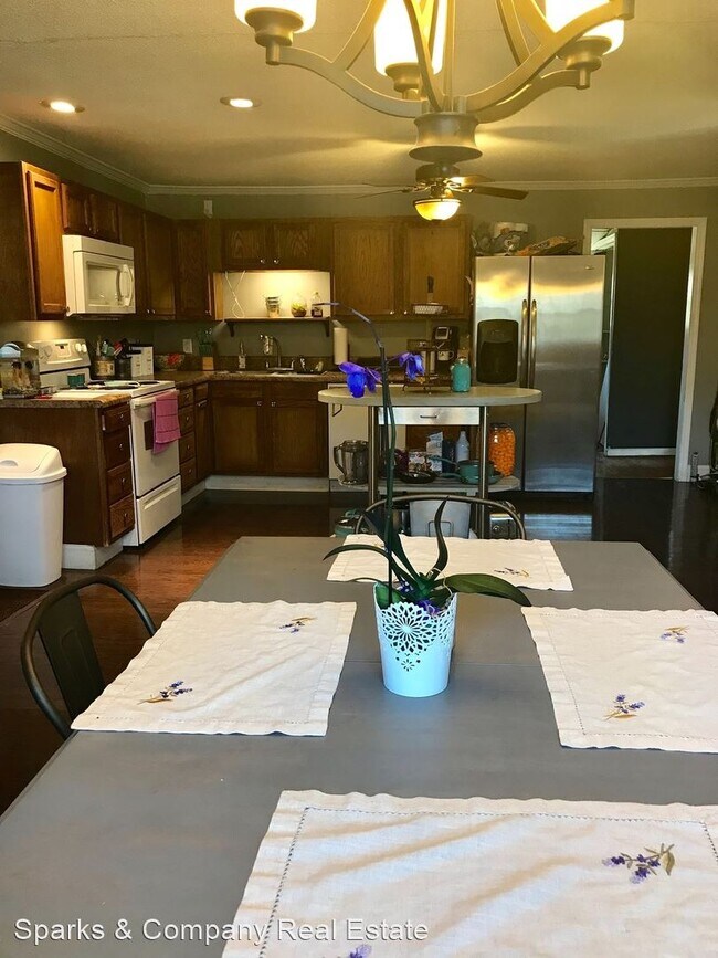 Foto del edificio - 3 br, 2 bath House - 177 Second Ave