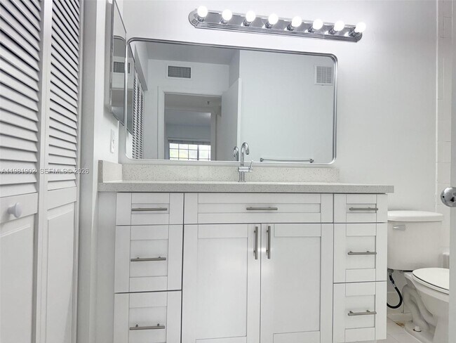 Foto del edificio - 2081 Renaissance Blvd