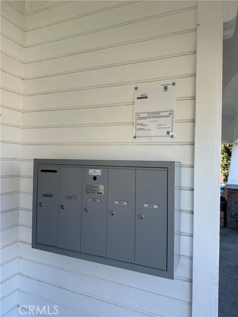 Foto del edificio - 956 E 43rd St