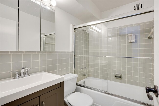 Building Photo - 211 E 53rd St
