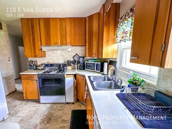 Building Photo - 118 E Van Buren St