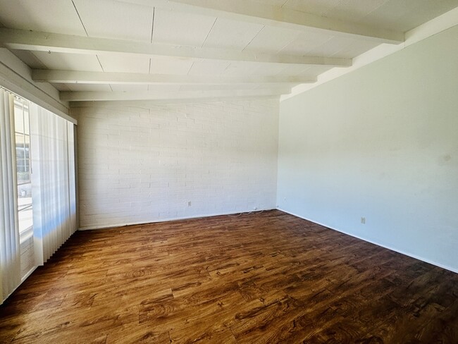Building Photo - Spacious 2 Bedroom with Vaulted Ceilings, ...