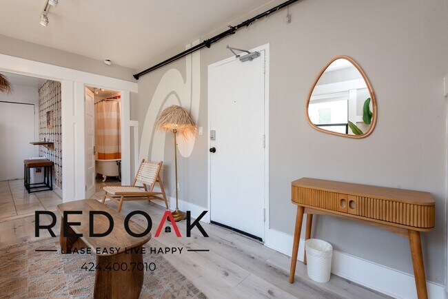 Foto del edificio - Fully Furnished One Bedroom Featuring Cont...