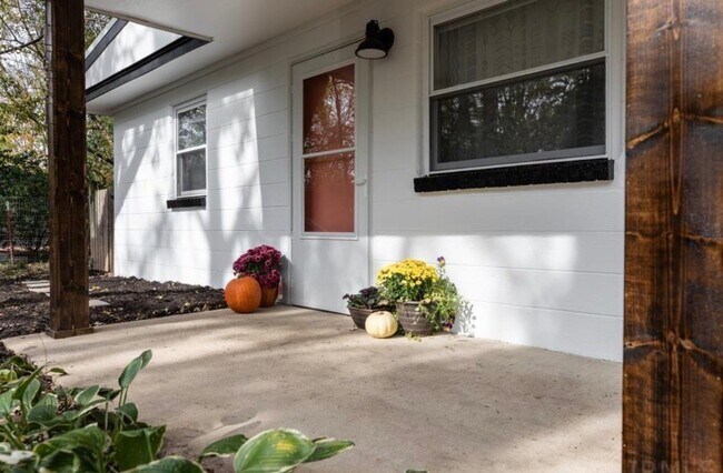 Foto del edificio - 1631 S Huntington Dr