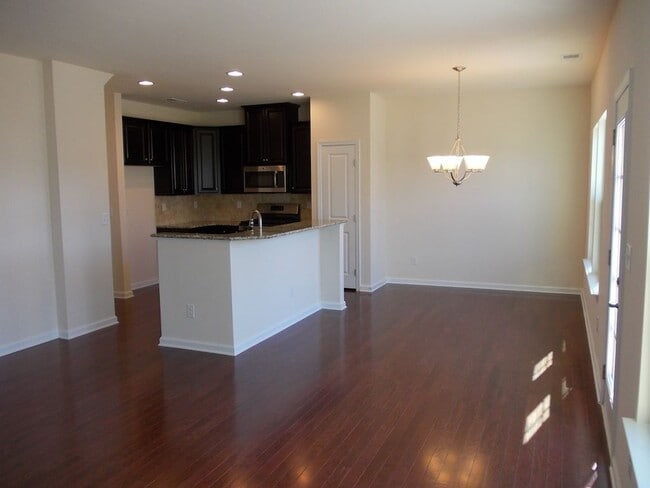 Building Photo - Convenient 3 Bed, 2.5 Bath Townhome near U...