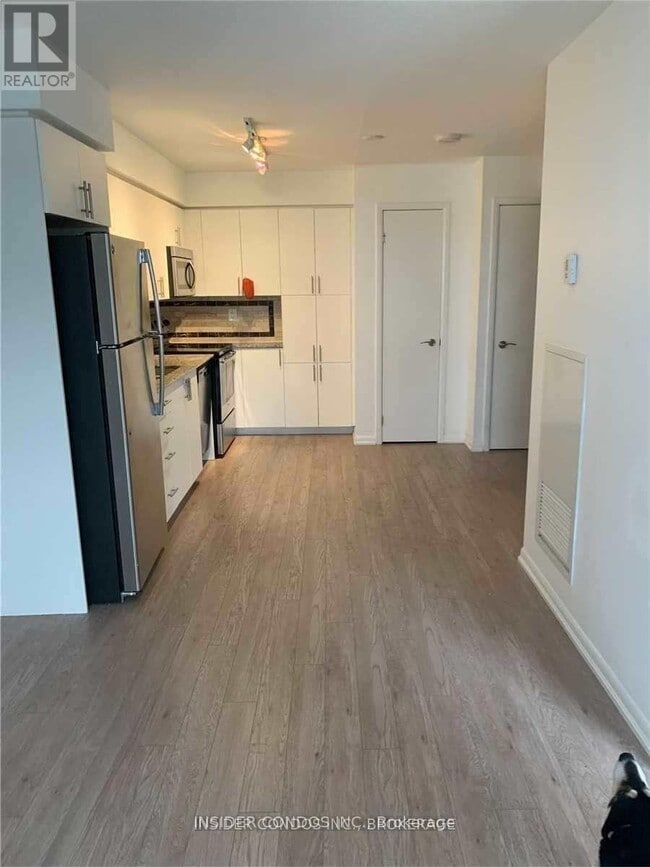 Photo du bâtiment - 830-830 Lawrence Ave W
