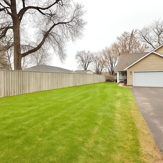 Foto del edificio - 1040/1044 4th St SE, Forest Lake, MN 55129 (duplex)