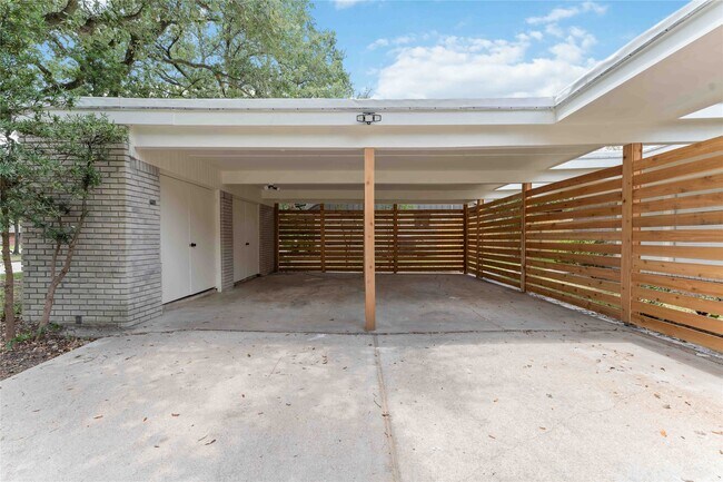 Foto del edificio - 5722 W Bellfort Ave