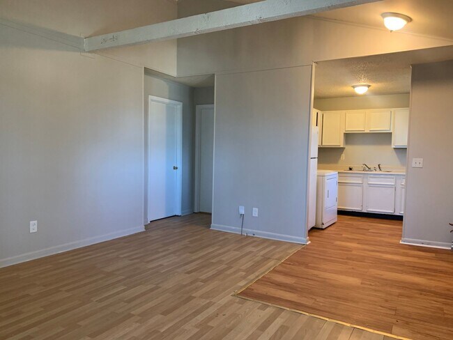 Building Photo - Cozy 2 bedroom/1 bathroom