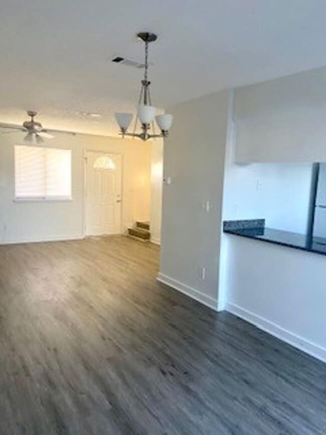 Building Photo - Very cute 2 bedroom 1 1/2 bath town-home c...