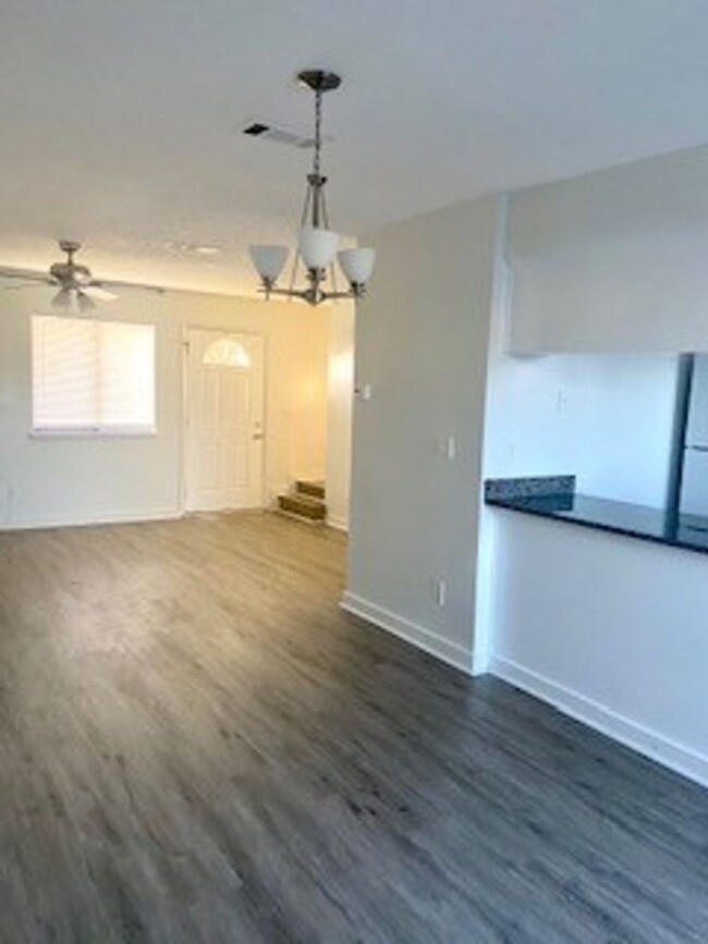 Foto del edificio - Very cute 2 bedroom 1 1/2 bath town-home c...