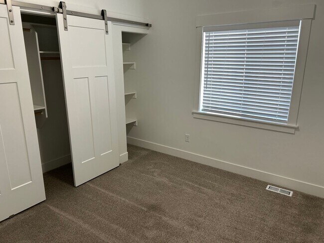 Building Photo - Old Farm Townhomes