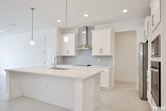 Foto del edificio - BRAND NEW - Stunning 4/3 Spacious Home wit...