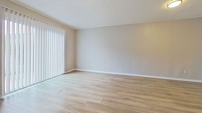 Building Photo - Charming 2 Bedroom close to the beach avai...