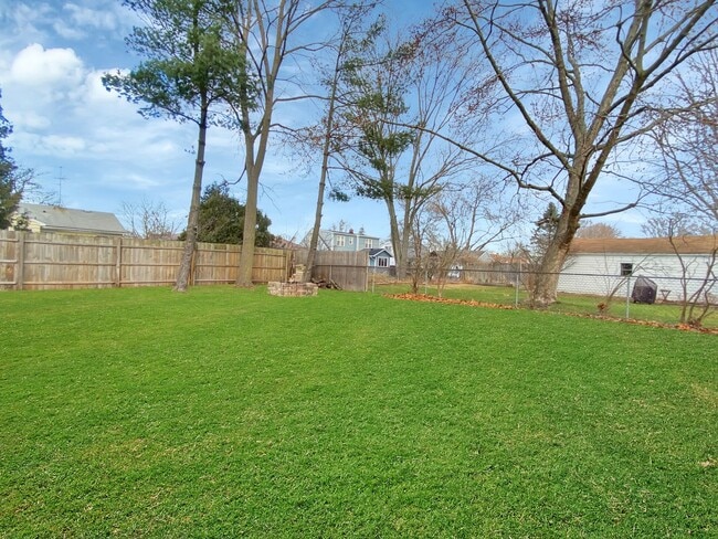 Building Photo - Beautifully updated 3 bedroom 1.5 bathroom...
