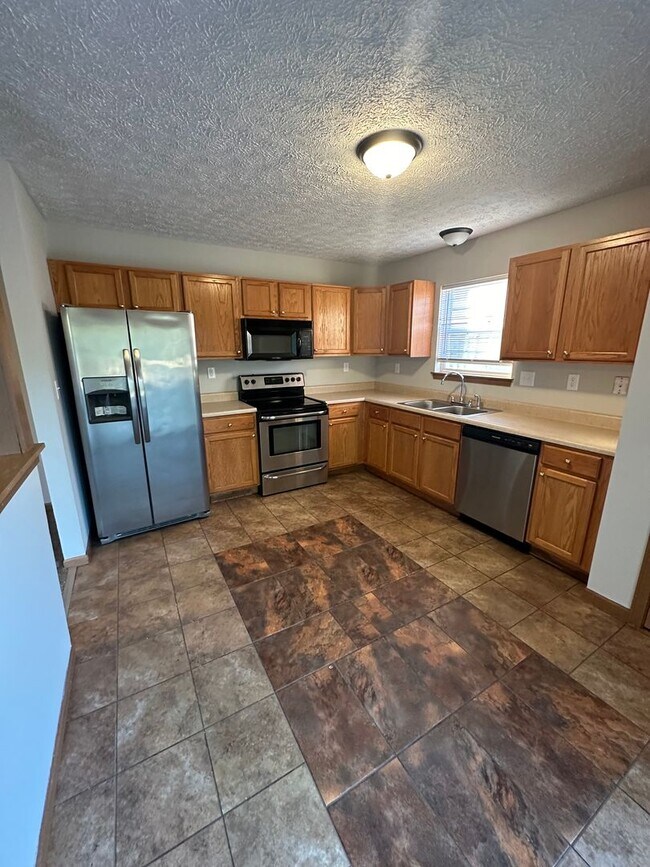 Building Photo - 1828 Starks Cir
