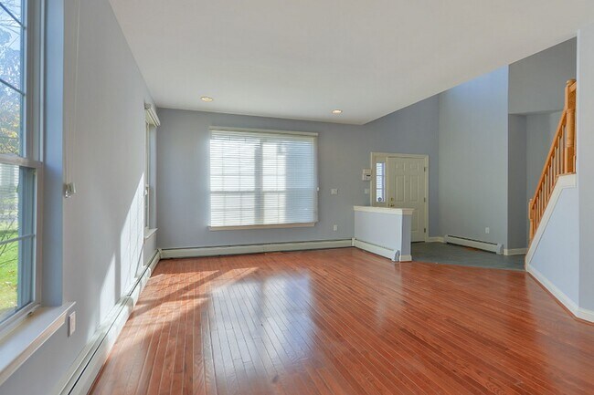 Building Photo - 13 Oakwood Ct