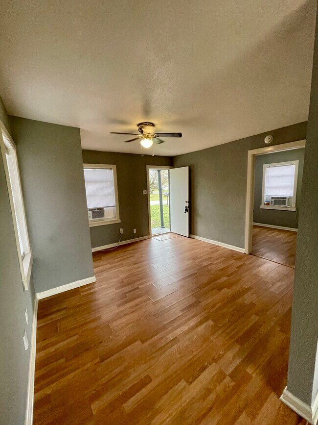 Foto del edificio - 1901 N Avenue Q