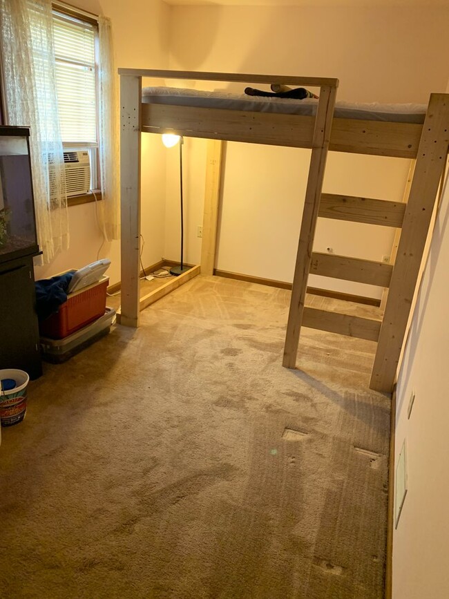 Building Photo - 2 bedroom apartment with all utilities inc...