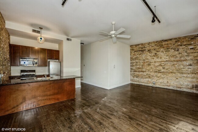 Building Photo - 948 W Armitage Ave