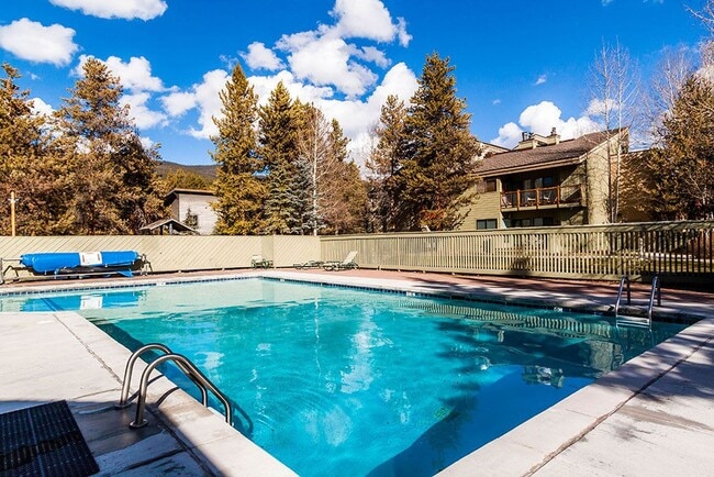 Building Photo - Move in Special! Keystone 2 bed/2bath! Plus Bonus Room  Pool and Hot Tubs!  BIKE STORAGE!