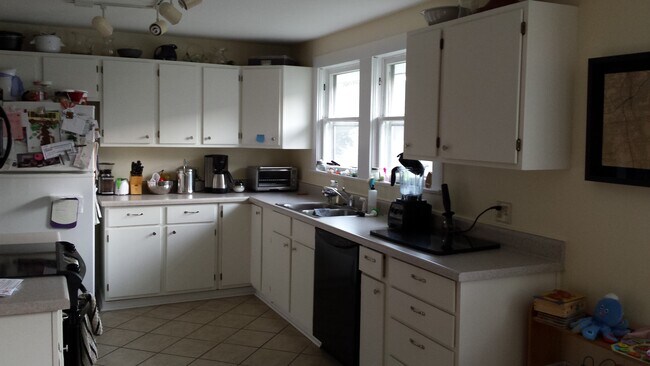 Kitchen - Dishwasher included - 506 Beirne Ave NE