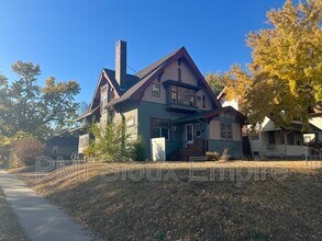 Building Photo - 927 S Spring Ave