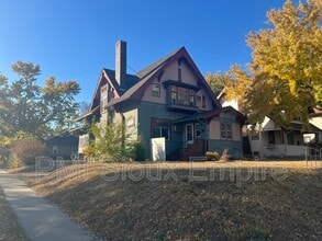 Building Photo - 927 S Spring Ave