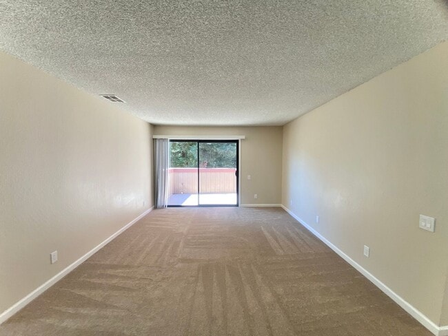 Building Photo - Beautifully Updated 2-Bedroom Condo! - Warm Springs!