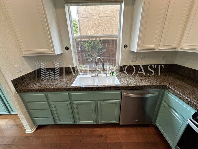 Foto del edificio - AVAILABLE NOW!!! 3 Bedroom 3 bath Private OASIS backyard in Vista, CA.